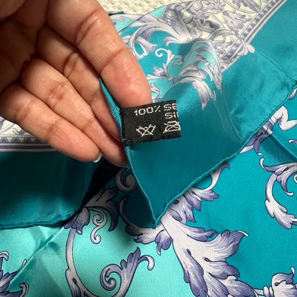 Vintage large silk scarf by DANIEL LA FORET - Picture 3 of 6